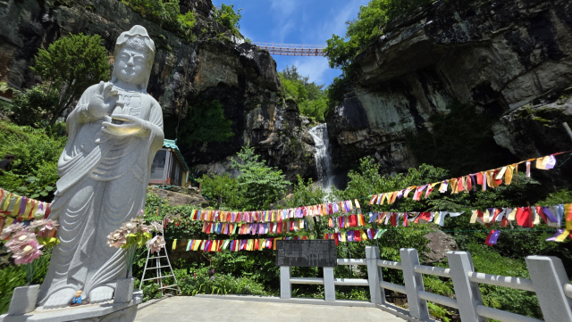 22일 경남 고성군 동해면 구절산 폭포암 옆으로 거대한 폭포수가 쏟아져 절경을 이루고 있다. 기암 절벽을 타고 흐르는 이 폭포는 평소에는 물줄기조차 찾아 보기 힘들지만 비가 오면 큰 폭포를 이룬다. 21일 장마 탓에 경남에 많은 비가 내리면서 폭포를 보기 위한 사람들의 발길이 이어졌다. 김현우 기자