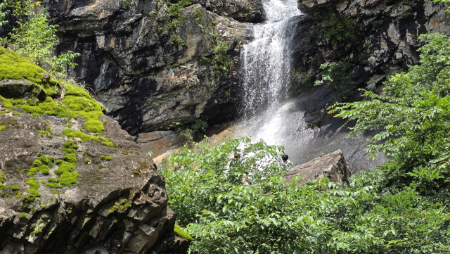 22일 경남 고성군 동해면 구절산 폭포암 옆으로 거대한 폭포수가 쏟아져 절경을 이루고 있다. 기암 절벽을 타고 흐르는 이 폭포는 평소에는 물줄기조차 찾아 보기 힘들지만 비가 오면 큰 폭포를 이룬다. 21일 장마 탓에 경남에 많은 비가 내리면서 폭포를 보기 위한 사람들의 발길이 이어졌다. 김현우 기자