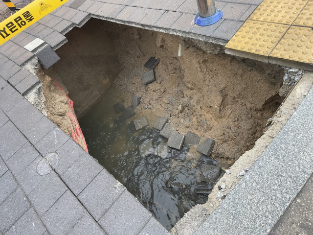 전북 남원 인도에 생긴 구멍. 전북자치도 소방본부 제공