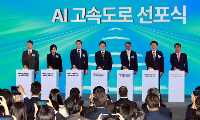 이재명(가운데) 대통령이 지난 20일 울산전시컨벤션센터에서 열린 ‘울산 인공지능(AI) 데이터 센터 출범식’에서 참석자들과 함께 기념 세리머니에 참여하고 있다. 왼쪽부터 안덕근 산업통상자원부 장관, 최민희 국회 과학기술정보방송통신위원장, 최태원 SK그룹 회장, 이 대통령, 아마존웹서비스(AWS) 프라사드 칼야나라만 인프라 총괄 대표, 유상임 과학기술정보통신부 장관, 김두겸 울산광역시장. 대통령실통신사진기자단 제공