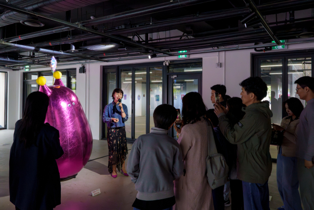 그림책 주인공으로 등장하는 액체고양이 작품에 관해 이정윤 작가가 설명하고 있다. 작가 제공