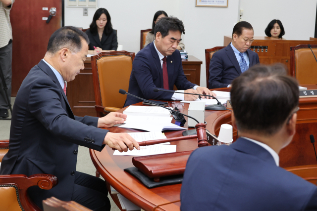 국민의힘 소속 신성범 국회 정보위원장이 23일 서울 여의도 국회에서 열린 정보위 전체회의에서 이종석 국가정보원장 후보자 인사청문경과보고서 채택의 건 등 안건을 상정하고 있다. 연합뉴스