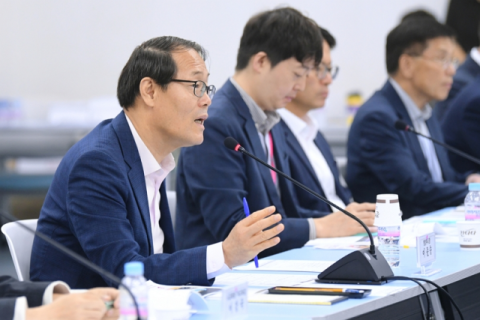 이준승 부산광역시 행정부시장이 2025년 6월 20일 부산시청 대회의실에서 '제106회 전국체육대회' 및 '제45회 전국장애인체육대회'의 성공적인 추진을 위한 제3차 준비 상황 보고회의를 주재하고 있다.