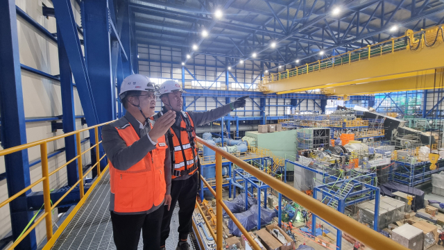 지난해 11월 권명호 한국동서발전 사장이 음성건설본부 건설현장을 방문해 안전현황을 점검하고 있는 모습. 동서발전 제공