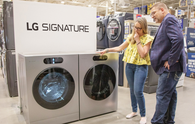 한 고객이 로우스 매장에 전시된 ‘LG 시그니처’ 세탁기와 건조기 제품을 둘러보는 모습. LG전자 제공