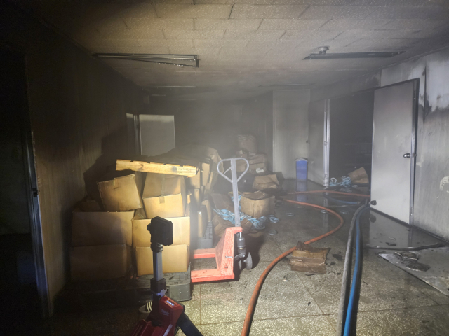 23일 오후 8시 45분께 부산 사상구 학장동의 한 제조공장에서 불이 나 공장 내부 기계 등이 불에 탔다. 부산소방재난본부 제공