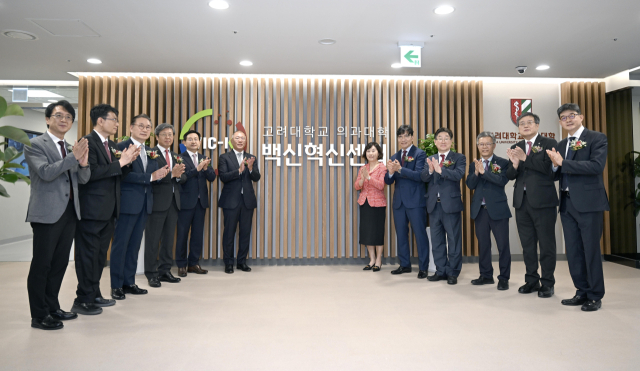 지난 16일 서울 성북구 정몽구 미래의학관 백신혁신센터 앞에서 정의선(왼쪽에서 여섯 번째) 현대차그룹 회장과 정몽구 미래의학관 정희진(왼쪽에서 일곱 번째) 백신혁신센터장 등이 기념촬영을 하고 있다. 현대차그룹 제공