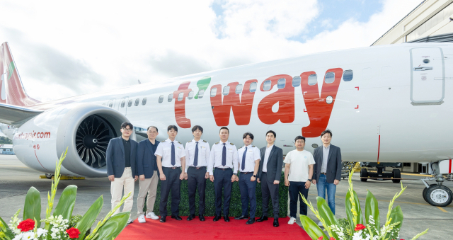 지난 18일(현지시각) 미국 시애틀에 위치한 ‘보잉 딜리버리센터’에서 티웨이항공 관계자들이 기념 사진을 촬영하고 있다. 티웨이항공 제공.