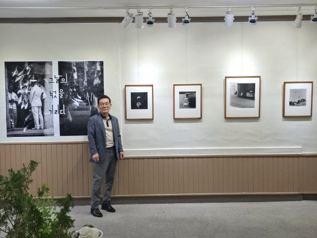 경남 창원시 진해에서 사진 전시 중인 정춘산 작가 모습. 동길산 시인 제공