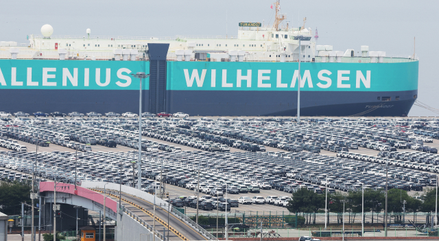 경기도 평택항에 수출용 자동차가 세워져 있다. 연합뉴스