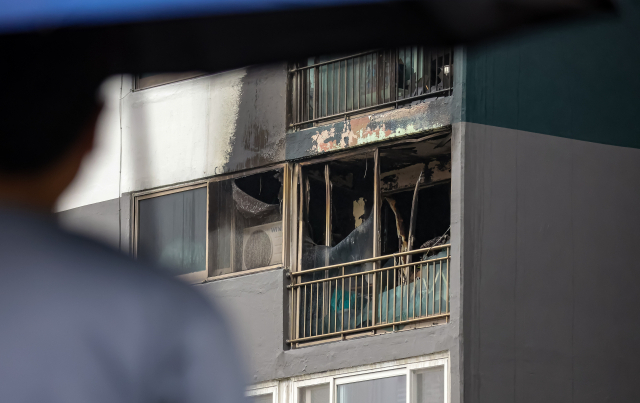 지난 6월 24일 아동 2명이 숨진 부산 부산진구 개금동의 아파트 화재 현장. 부산일보 DB