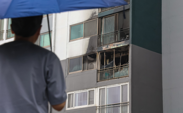 지난달 발생한 부산 부산진구 개금동 아파트 화재 현장. 이곳에서 발생한 화재로 초등학생 자매 2명이 숨졌다. 김종진 기자 kjj1761@