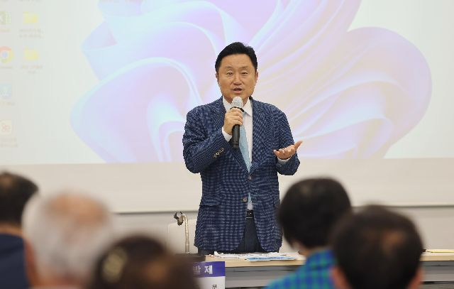 최인호 전 의원이 지난해 열린 가덕신공항 2029년 개항을 위한 토론회에서 인사말을 하고 있다. 부산일보DB