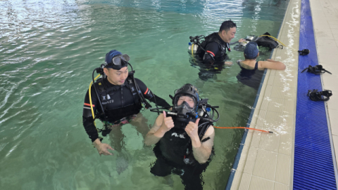 특수장비(풀페이스 마스크)를 착용하고 입수 준비를 하는 참가자
