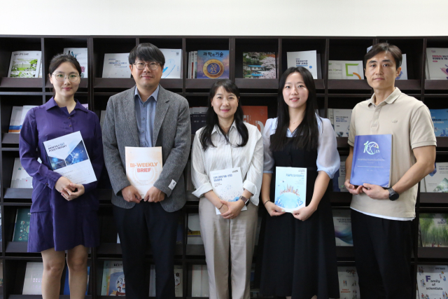 부산과학기술고등교육진흥원, 비스텝의 정책연구 발간을 도맡고 있는 연구원들이 지난 6월 17일 한 자리에 모였다. 왼쪽부터 허승주 선임. 원준희 팀장, 윤지언 본부장, 우민지 팀장. 송민호 선임. 비스텝 제공