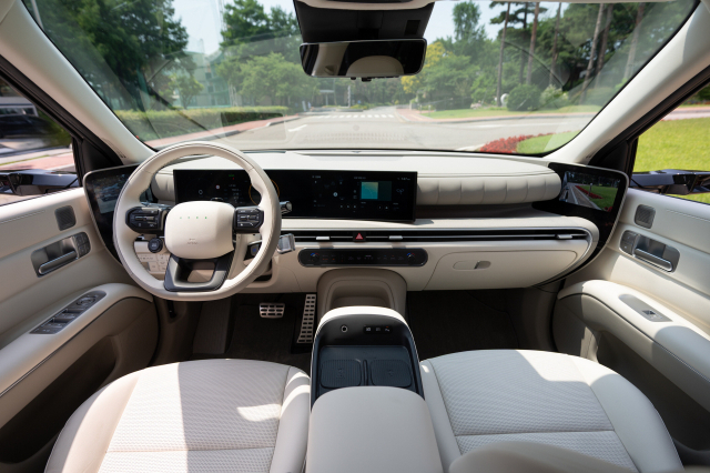 현대자동차가 7년 만에 디자인과 동력성능, 안전편의장치를 대폭 개선한 2세대 완전변경 모델 수소전기차 ‘넥쏘’를 출시했다(위). 신형 넥쏘의 주행모습과 실내. 현대차 제공