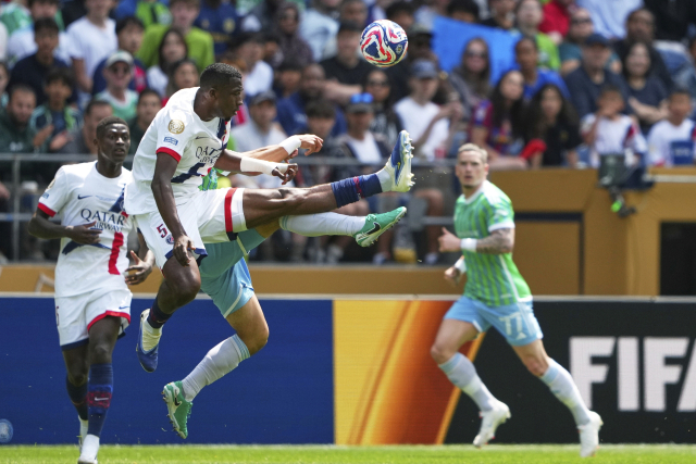 파리 생제르맹의 윌리안 파초와 시애틀 사운더스의 오베드 바르가스가 24일(한국 시간) 미국 워싱턴주 시애틀에서 열린 클럽 월드컵 B조 최종 3차전에서 공 다툼을 벌이고 있다. AP연합뉴스