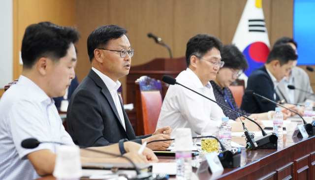 김성범(왼쪽 두 번째) 해양수산부 차관이 지난 24일 오후 정부세종청사 해수부 대회의실에서 북극항로 개척에 필요한 초기 방향 설정과 대외기관 초기 대응을 위한 '북극항로 TF' 회의에서 인사말을 하고 있다. 해수부 제공