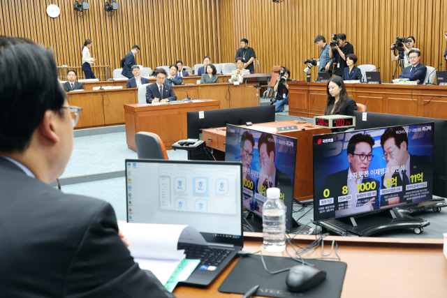 김민석 국무총리 후보자가 24일 서울 여의도 국회에서 열린 인사청문회에서 국민의힘 곽규택 의원의 질의를 듣고 있다. 연합뉴스