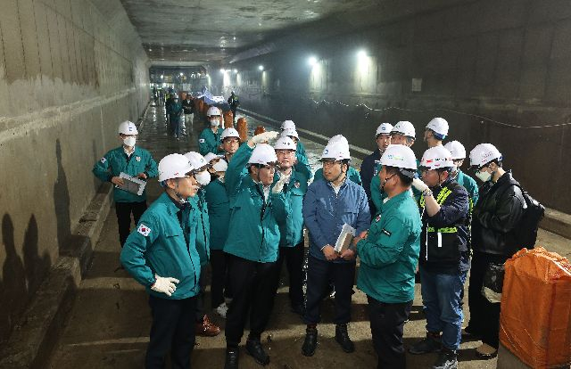 지난 4월 23일 이준승 부산시 행정부시장과 부산교통공사, 사상구 등 부산시 싱크홀 특별대책 TF 관계자들이 사상~하단선 도시철도 공사 현장을 살펴보고 있다. 부산일보DB