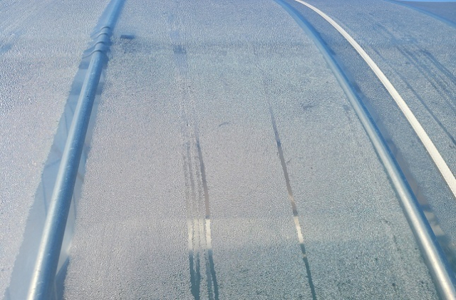 에틸렌 비닐 아세테이트(EVA) 필름. 물방울이 흘러내리지 않아 빛 투과를 방해하고 식물 성장에 나쁜 영향을 미친다.