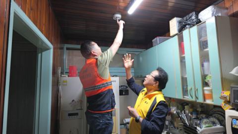 김진홍 부산 동구청장(오른쪽)이 24일 소방시설 설치 현장을 직접 방문해 안전상태를 점검·확인하고 있다.