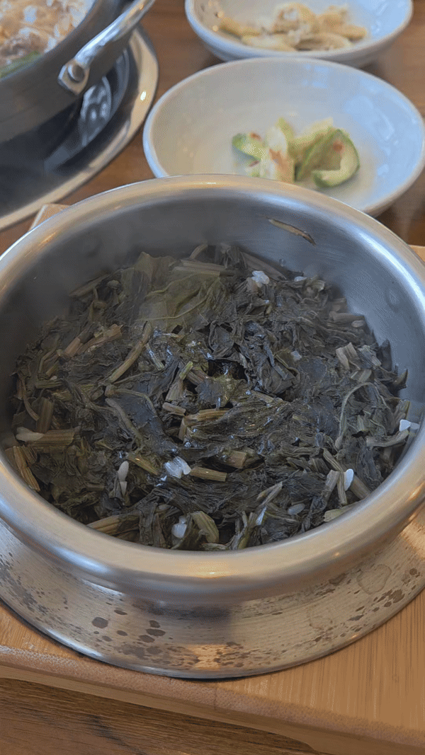 은은한 풀향의 곤드레 솥밥과 소불고기의 맛이 조화롭다.