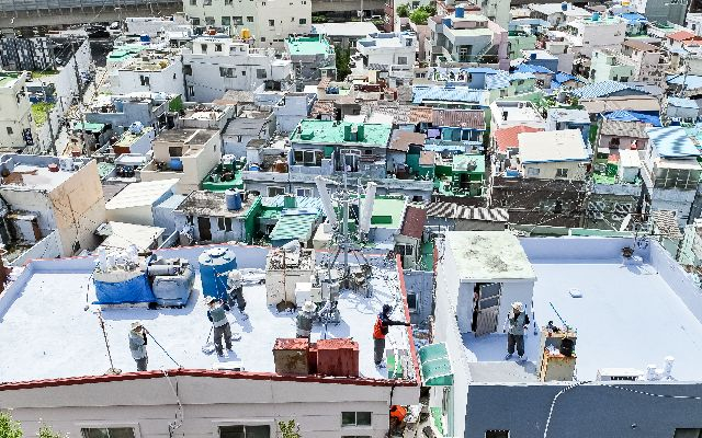 지난 17일 부산 남구 전포대로 일원에서 쿨루프(Cool Roof) 봉사에 나선 자원봉사자들이 폭염 취약 가구 20여 곳 대상으로 친환경 열차단 페인트를 칠하고 있다. 김종진 기자 kjj1761@