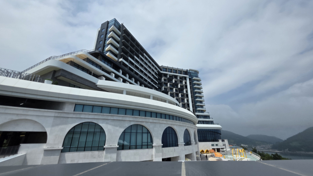 25일 쏠비치 남해 현장 모습. 현재 대부분 공정은 마무리된 상태로, 다음달 5일 개장을 앞두고 마무리 정리가 한창이다.