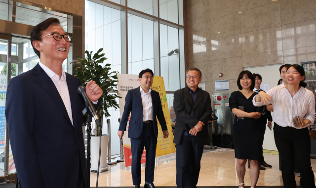 전재수 해양수산부 장관 후보자가 25일 인사 청문 준비 사무실이 있는 서울 마포구 포스트타워 마포로 출근하며 취재진 질문에 답하고 있다. 연합뉴스