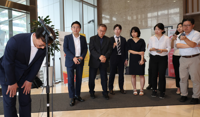 전재수 해양수산부 장관 후보자가 25일 인사 청문 준비 사무실이 있는 서울 마포구 포스트타워 마포로 출근하며 인사하고 있다. 연합뉴스