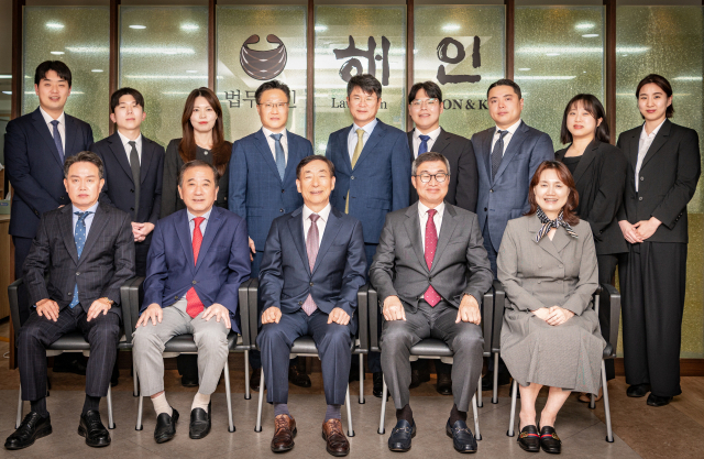 법무법인 해인은 전문성을 바탕으로 의뢰인과 지역사회에 실질적인 도움이 되는 법률 공동체를 지향한다. 앞줄 왼쪽부터 문상배, 윤근수, 윤인태, 고영태, 김선옥 변호사. 뒷줄 왼쪽부터 김창원, 양재성, 권유진, 박성준, 이진수, 임동규, 권민영, 박아현, 배진영 변호사. 법무법인 해인 제공