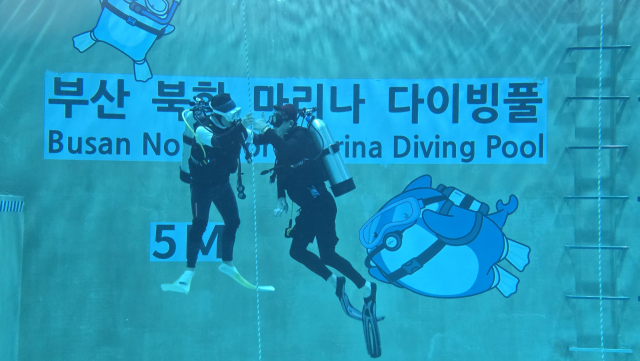 지난 23일 부산북항마리나에서 한 장애인 참가자가 잠수를 체험하고 있다. BPA 제공