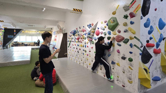 최근 부산 한 중학교 학생들이 교육복지 프로그램 일환으로 주말에 실내 클라이밍 체험에 참여하고 있다. 부산교육복지사협회 제공