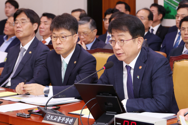 박상우 국토교통부 장관이 25일 국회 국토교통위원회 전체회의에서 2025년도 제2회 추가경정예산안 관련 위원 질의에 답하고 있다. 연합뉴스