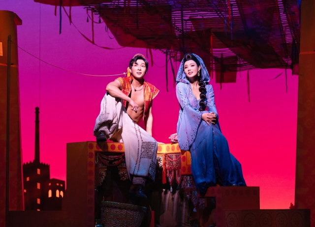 뮤지컬 '알라딘' 중 'A Million Miles Away'(끝없는 수평선 저 너머)를 부르는 박강현과 민경아. 에스앤코 제공