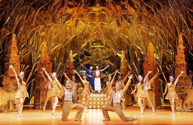 뮤지컬 '알라딘' 중 'Friend Like Me'(나 같은 친구)를 부르는 정원영과 김준수, 그리고 앙상블. 에스앤코 제공