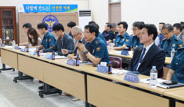 거게경찰서는 지난달 24일 현 청사 소재지인 옥포동 주민과 지역 정치인을 초청해 새 청사 이전 추진과정 설명회를 열었다. 거제경찰서 제공