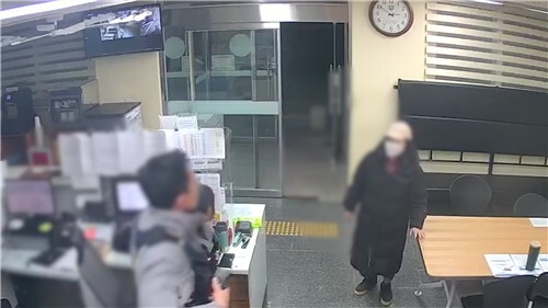 파출소 찾은 A 씨 부모의 모습. 연합뉴스