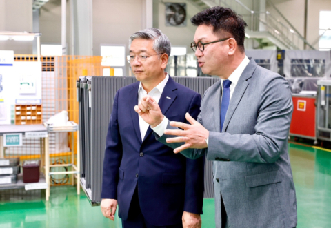 김종호 기보 이사장(왼쪽)이 정웅용 (주)광원이엔지 대표와 함께 제조시설을 둘러보고 애로사항을 청취하고 있다.
