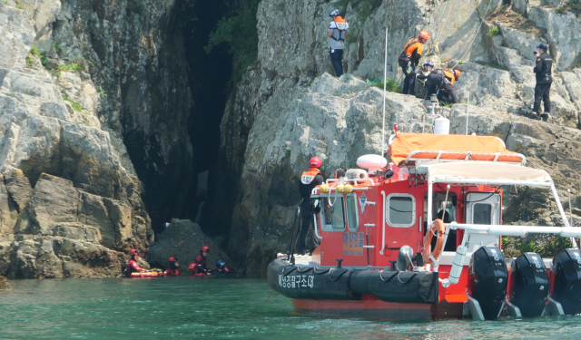 남해지방해양경찰청은 26일 피서철 수중레저 사고 증가에 대비해 경남 통영시 동도(동장도) 인근 해상에서 관계기관 합동 수난대비 기본훈련을 했다. 통영해양경찰서 제공