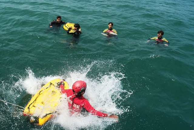 남해지방해양경찰청은 26일 피서철 수중레저 사고 증가에 대비해 경남 통영시 동도(동장도) 인근 해상에서 관계기관 합동 수난대비 기본훈련을 했다. 통영해양경찰서 제공
