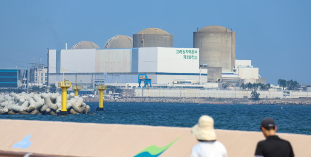 국내 최초의 상업용 원자력발전소인 고리 원자력발전소 1호기의 해체 승인 여부가 결정되는 26일 부산 기장군 해안가에서 바라본 고리원전(오른쪽부터 순서대로 고리 1, 2, 3,4 호기) 모습. 김종진 기자 kjj1761@