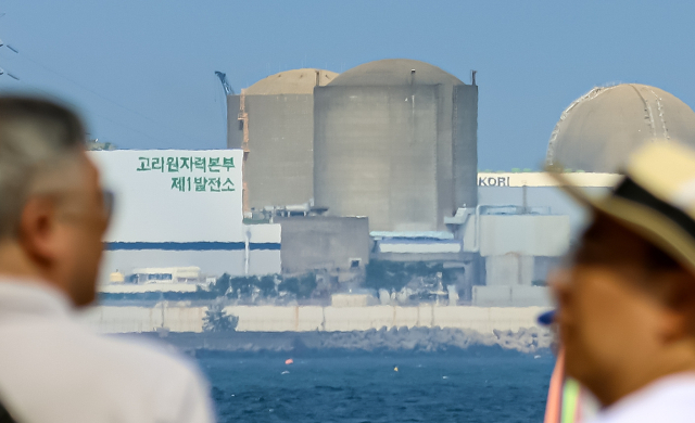 국내 최초의 상업용 원자력발전소인 고리 원자력발전소 1호기의 해체 승인 여부가 결정되는 26일 부산 기장군 해안가에서 바라본 고리원전 1호기 (왼쪽 두번째) 모습. 김종진 기자 kjj1761@