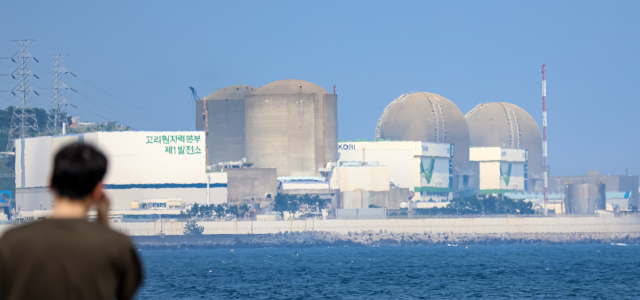 국내 최초의 상업용 원자력발전소인 고리 원자력발전소 1호기의 해체 승인 여부가 결정되는 26일 부산 기장군 해안가에서 바라본 고리원전 1호기 (왼쪽 두번째) 모습. 김종진 기자 kjj1761@