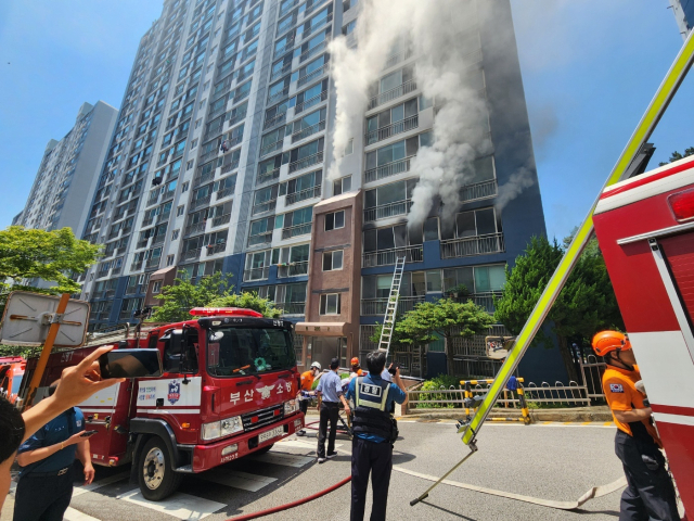 26일 오후 1시 20분께 부산 사하구의 한 아파트에서 불이 났다. 사진은 아파트 3층에서 불로 연기가 확산하는 모습 . 부산소방재난본부 제공