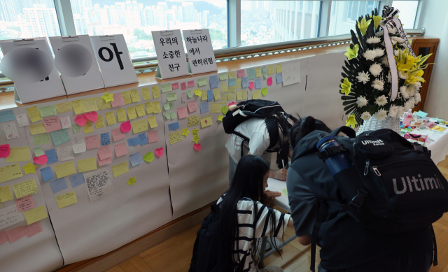 25일 오후 최근 아파트 화재로 숨진 자매가 다닌 부산진구의 한 초등학교에 이들을 추모하기 위한 공간이 마련돼 있다. 지난 24일 새벽 부산진구 한 아파트에서 부모가 일을 하러 나간 사이 불이 나 10살과 7살 자매가 숨졌다. 연합뉴스