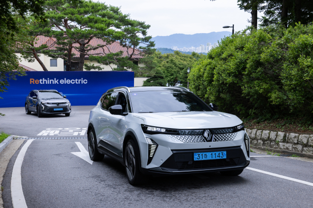 르노코리아의 순수전기 SUV(스포츠유틸리티차량) ‘세닉 E-테크 100% 일렉트릭’ 주행모습.르노코리아 제공