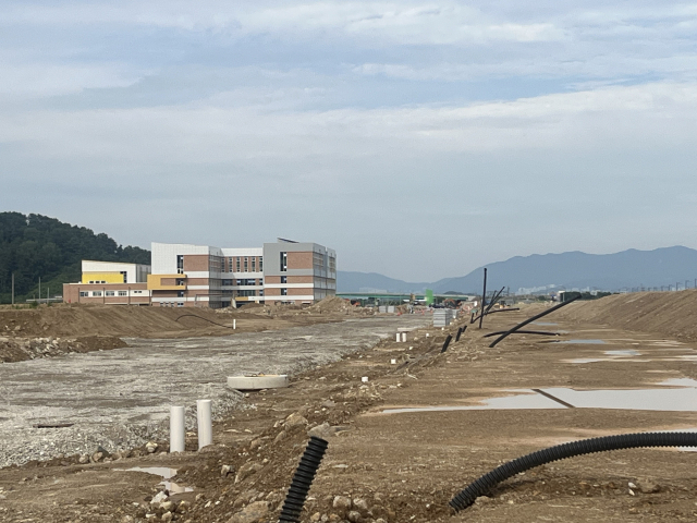 공사 중인 장유신문지구에 오는 9월 신문초등학교가 개교해 통학로 확보에 비상이 걸렸다. 사진은 공동주택 단지에서 바라본 학교 전경. 이경민 기자 min@