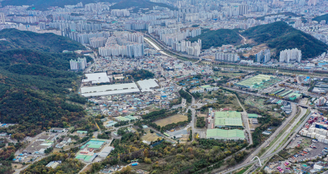 부산 해운대구 센텀2지구 풍산 공장 이전 확정으로 사업이 본궤도에 오르면서 센텀이나 재송동 일대 부동산에 관심이 커지고 있다. 센텀2지구와 반여동 재송동 일대 모습. 김종진 기자 kjj1761@